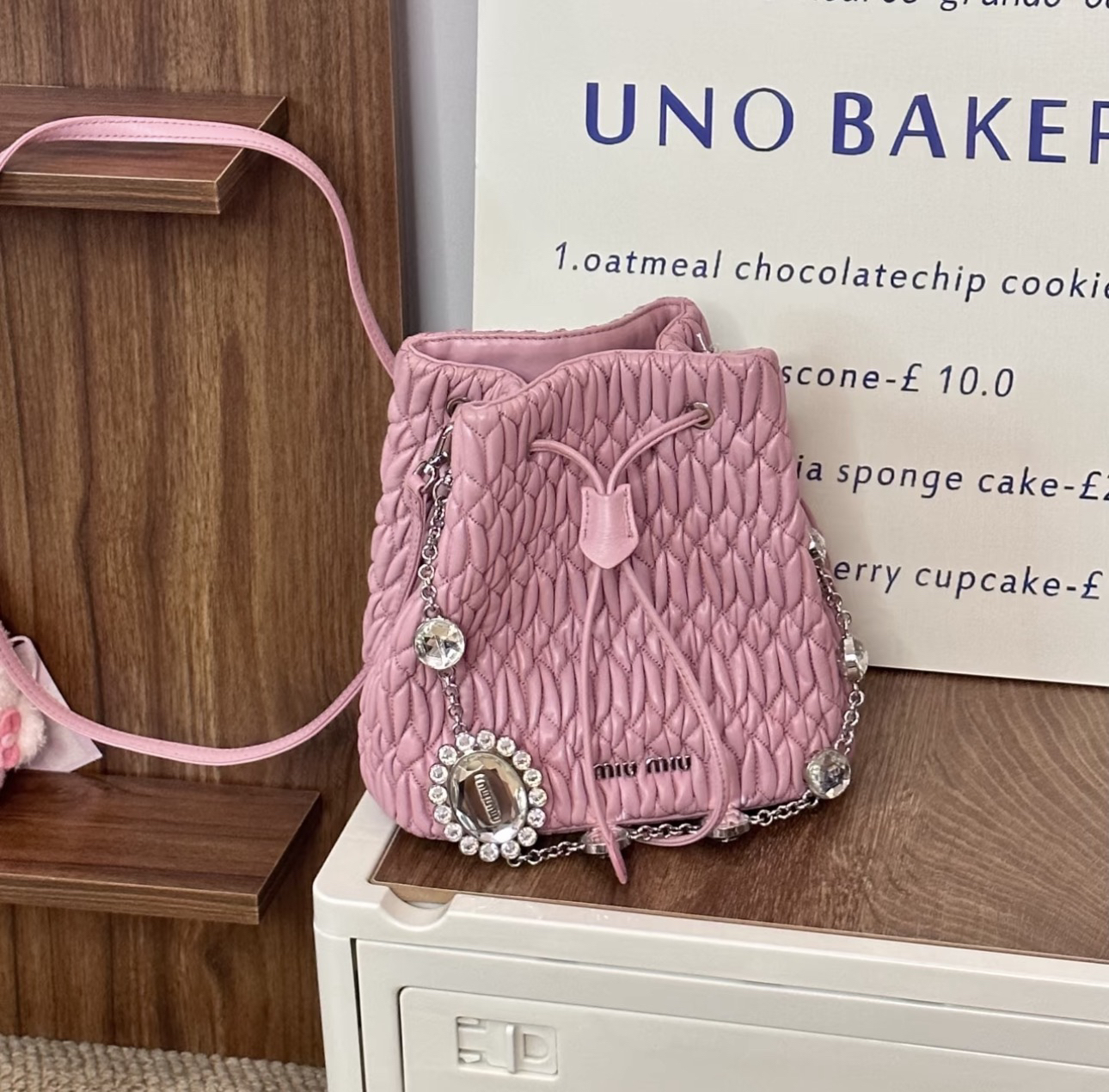 95新 MIU MIU/缪缪 新款粉金水桶单肩包时尚百搭