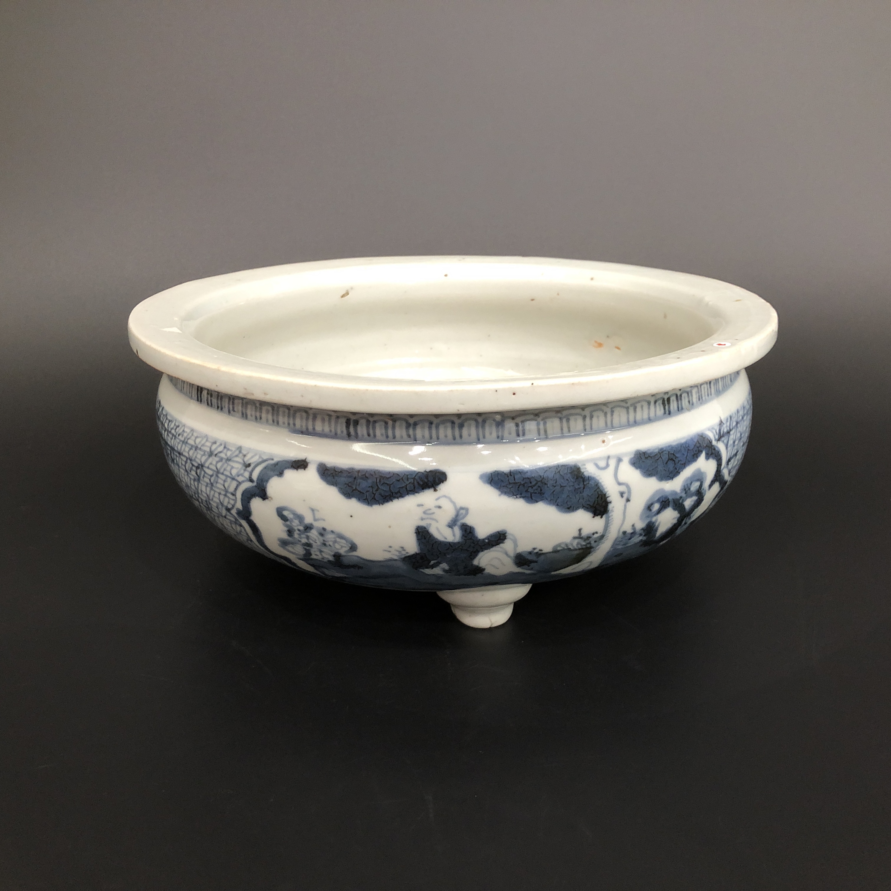 25101021 清早期青花开窗人物三足香炉 口径27cm高11.3cm