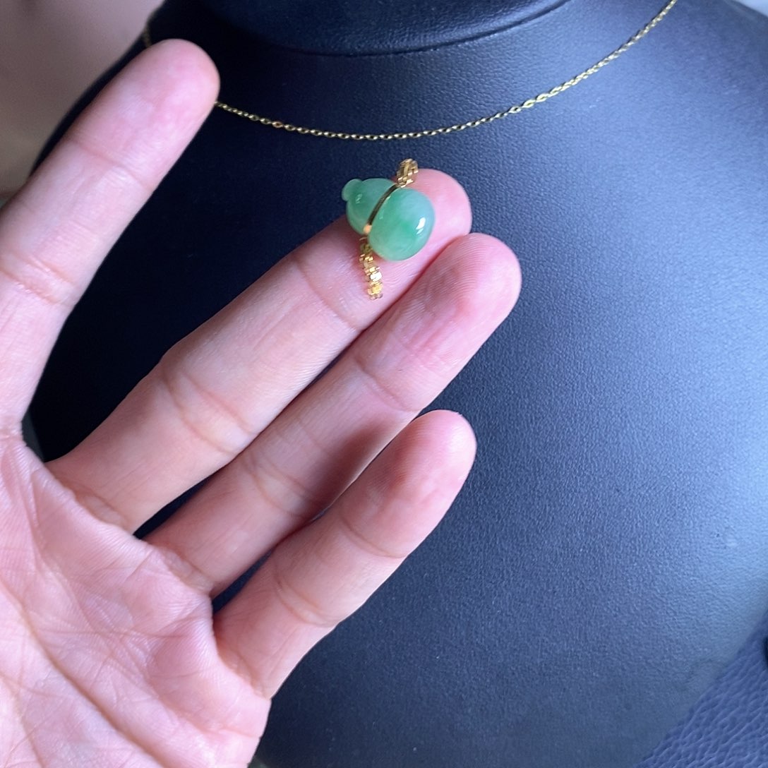 颈饰18K金镶嵌翡翠