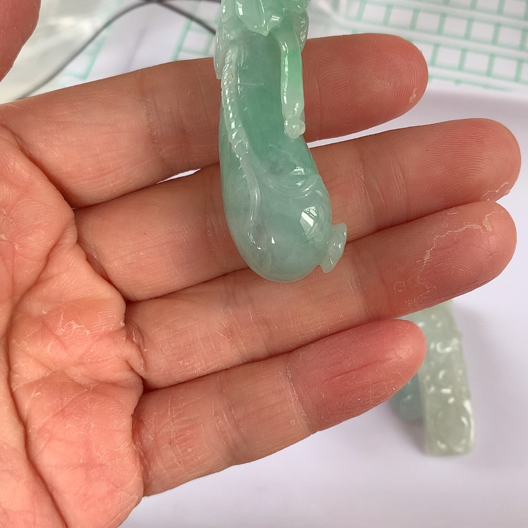 翡翠颈饰未镶嵌牛*听瓜