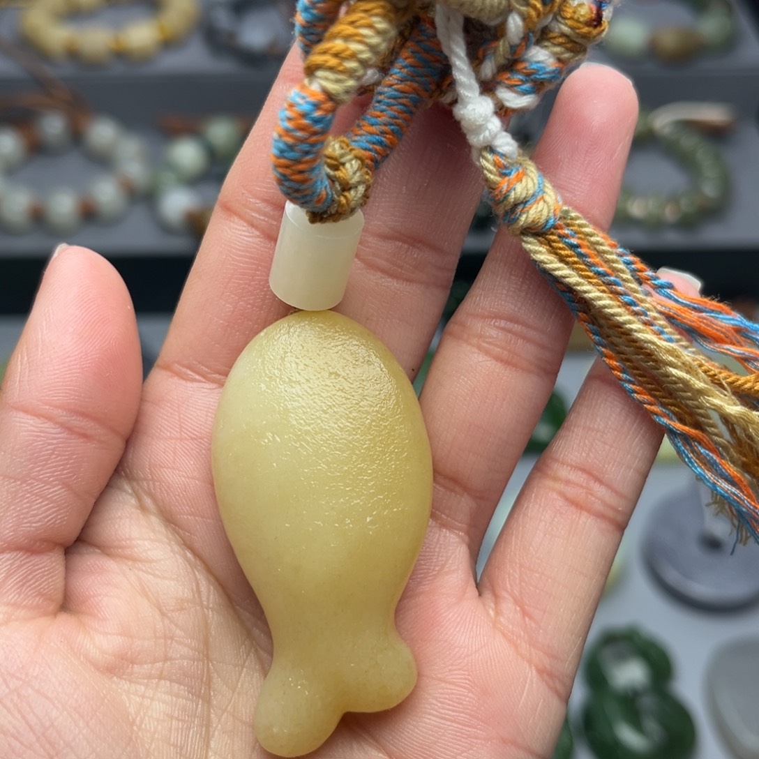 臭***妮和田玉未镶嵌颈饰