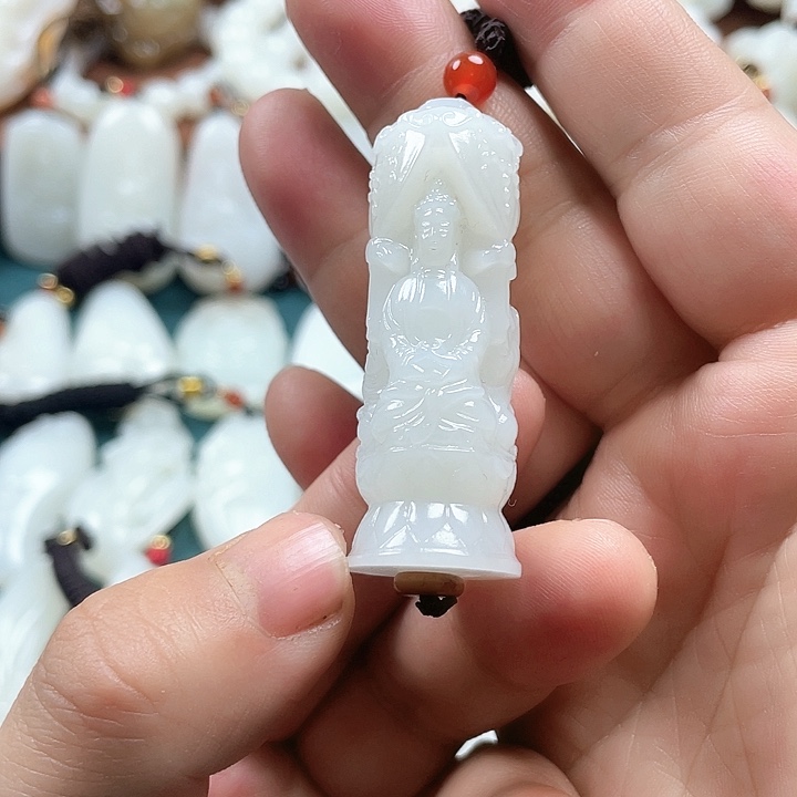 和田玉颈饰未镶嵌月****?