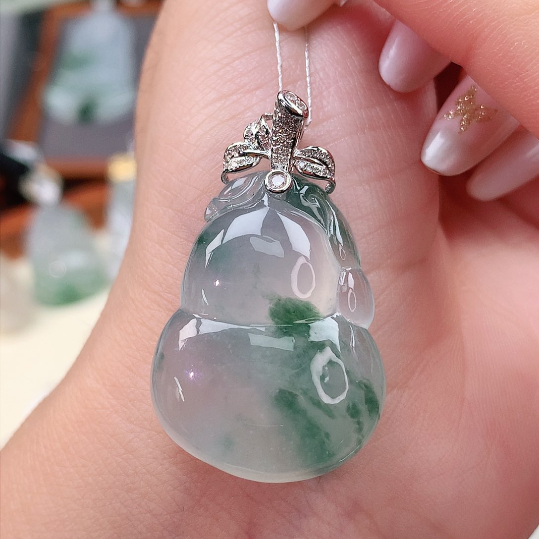 颈饰18K金镶嵌翡翠葫芦