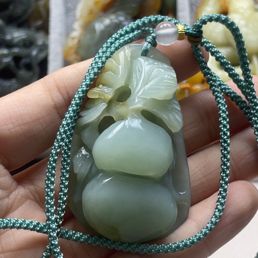 蛇纹石玉颈饰未镶嵌