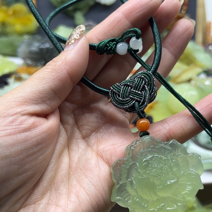 蛇纹石玉未镶嵌颈饰