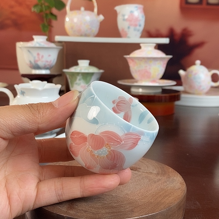 锦鲤荷韵釉下品茗杯