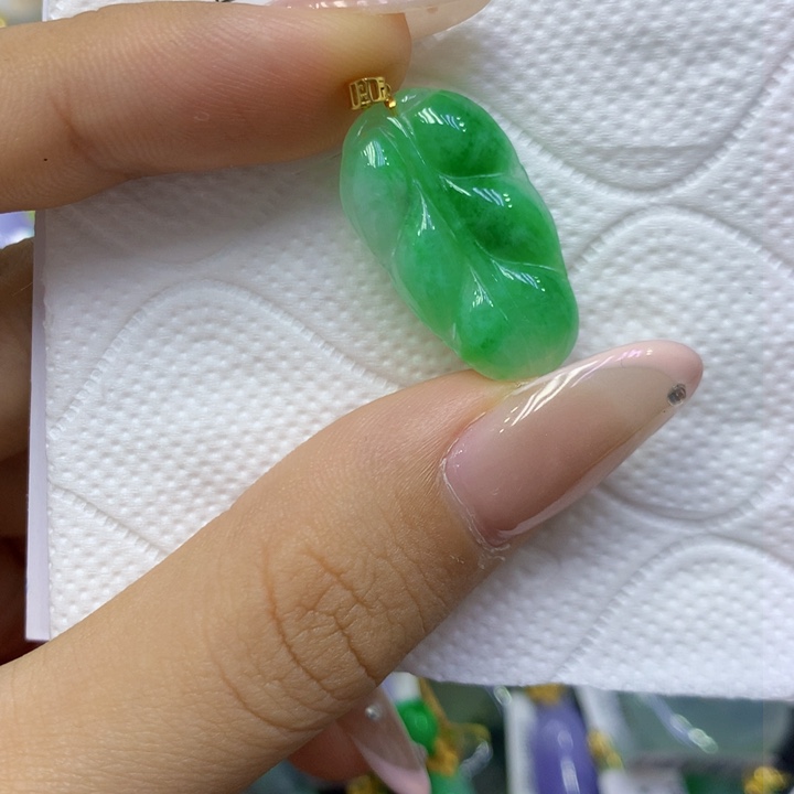 颈饰18K金镶嵌翡翠