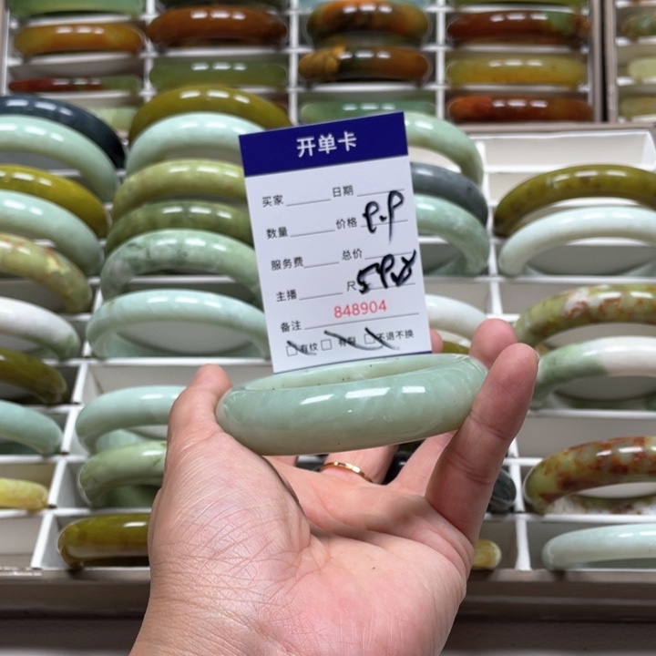 蛇纹石玉手镯未镶嵌冷***?