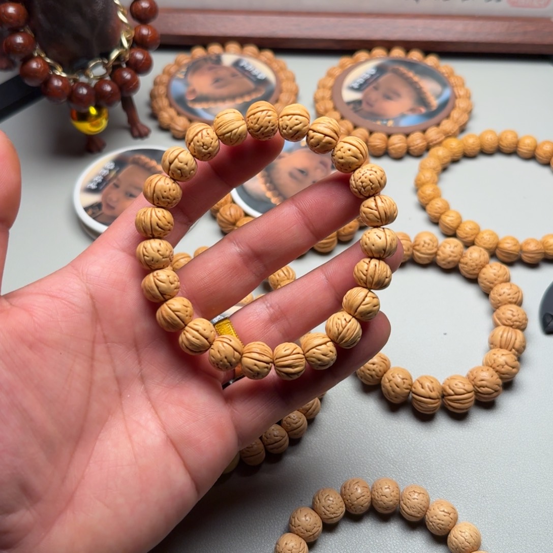 王***臣桃核手串宽脐小肉野核