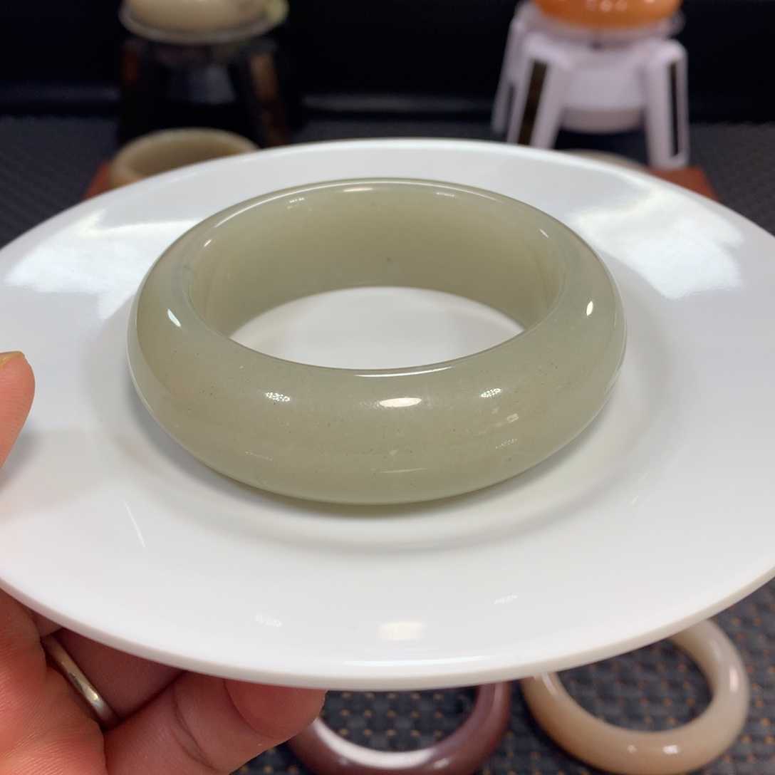 石英质玉（佘太翠）未镶嵌手镯漏57.7绿轮胎