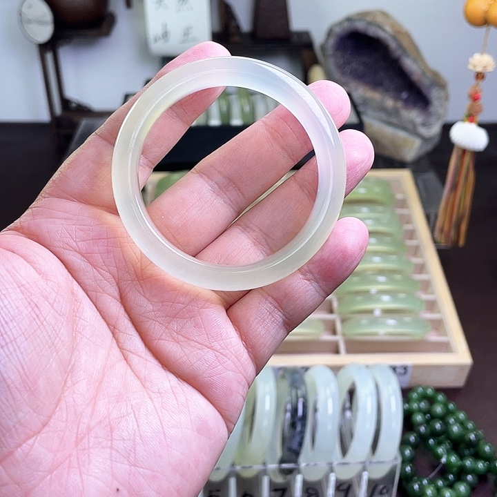 蛇纹石玉手镯未镶嵌