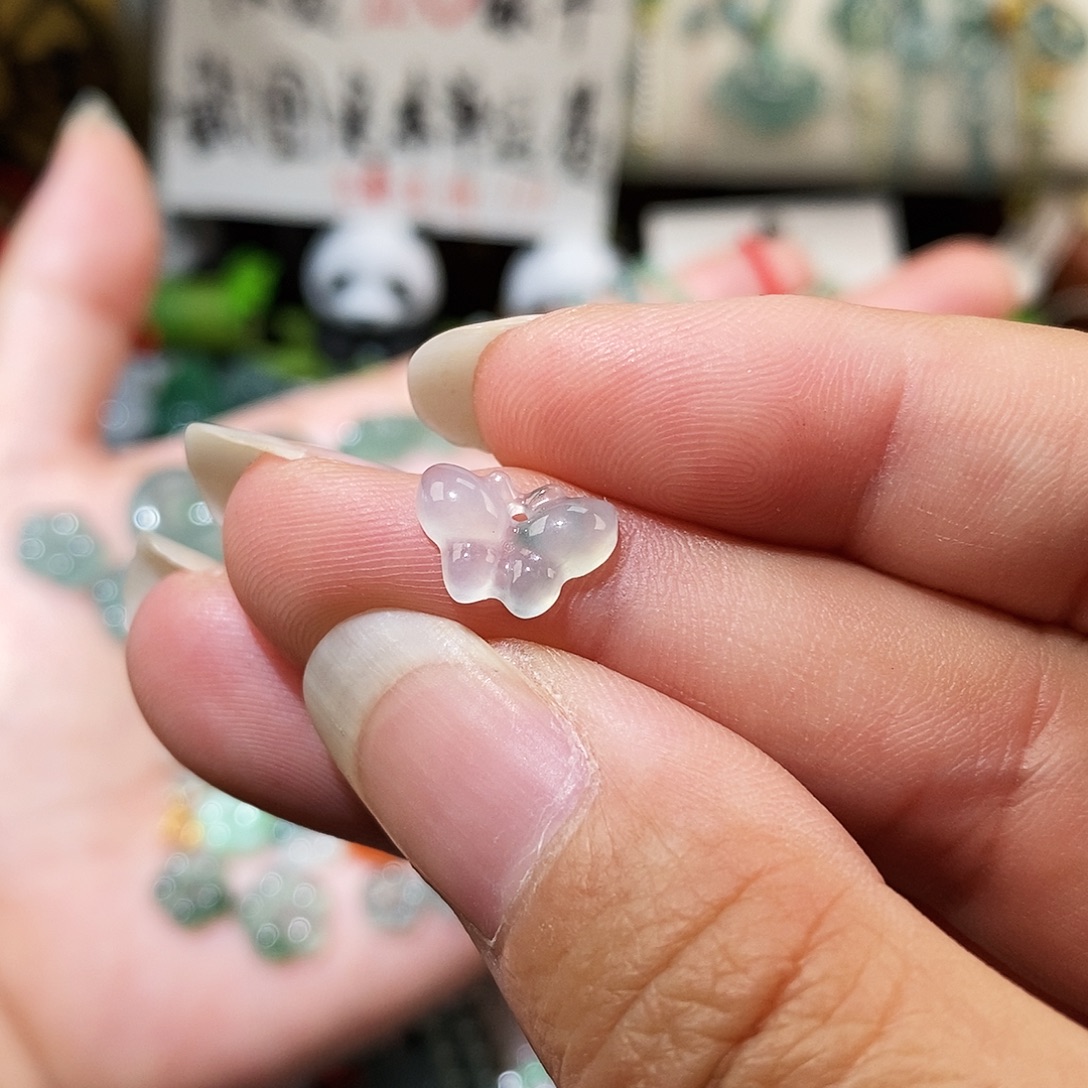 翡翠未镶嵌颈饰蝴蝶