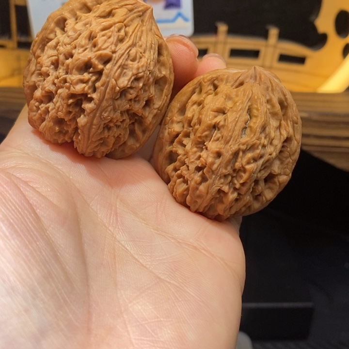 咩***咩文玩核桃把件3909高炮丑鹰嘴色差