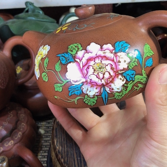 茶壶紫砂原矿泥料手工制作的一把茶壶。