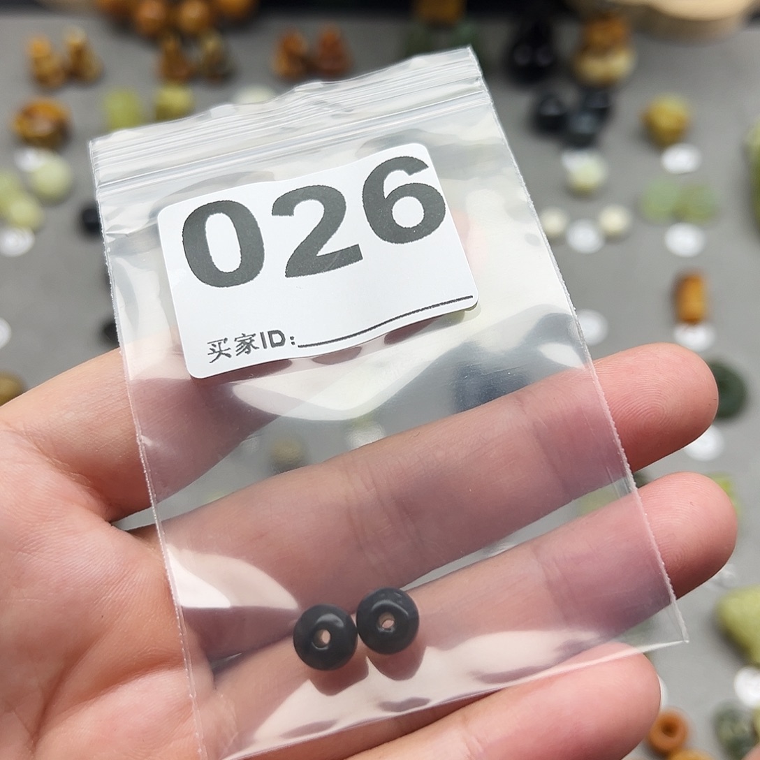 唷***进蛇纹石玉未镶嵌配珠