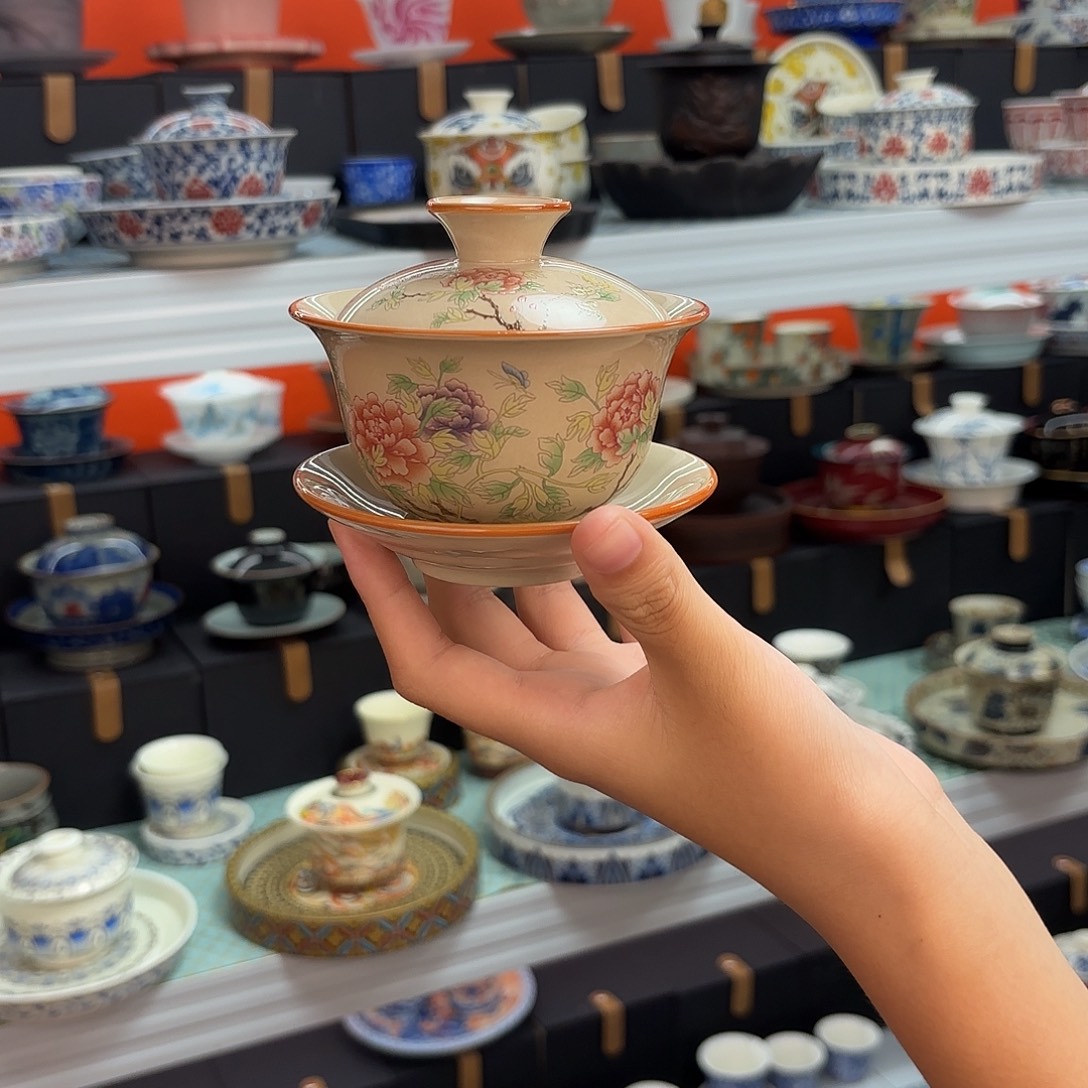 茶具是由法国人手工设计