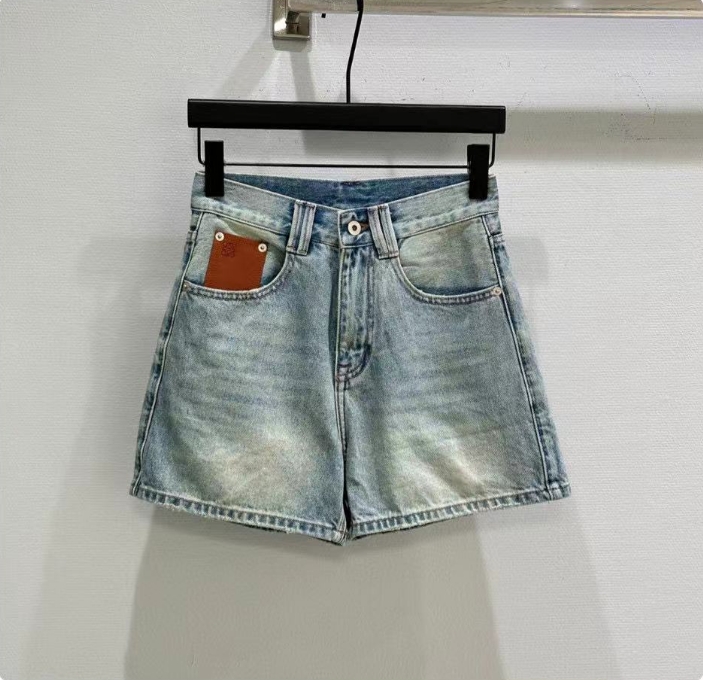 LiLi 夏季新款复古洗水蓝刺绣皮标牛仔短裤 15100-2