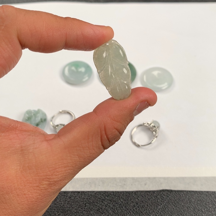 翡翠颈饰未镶嵌叶子