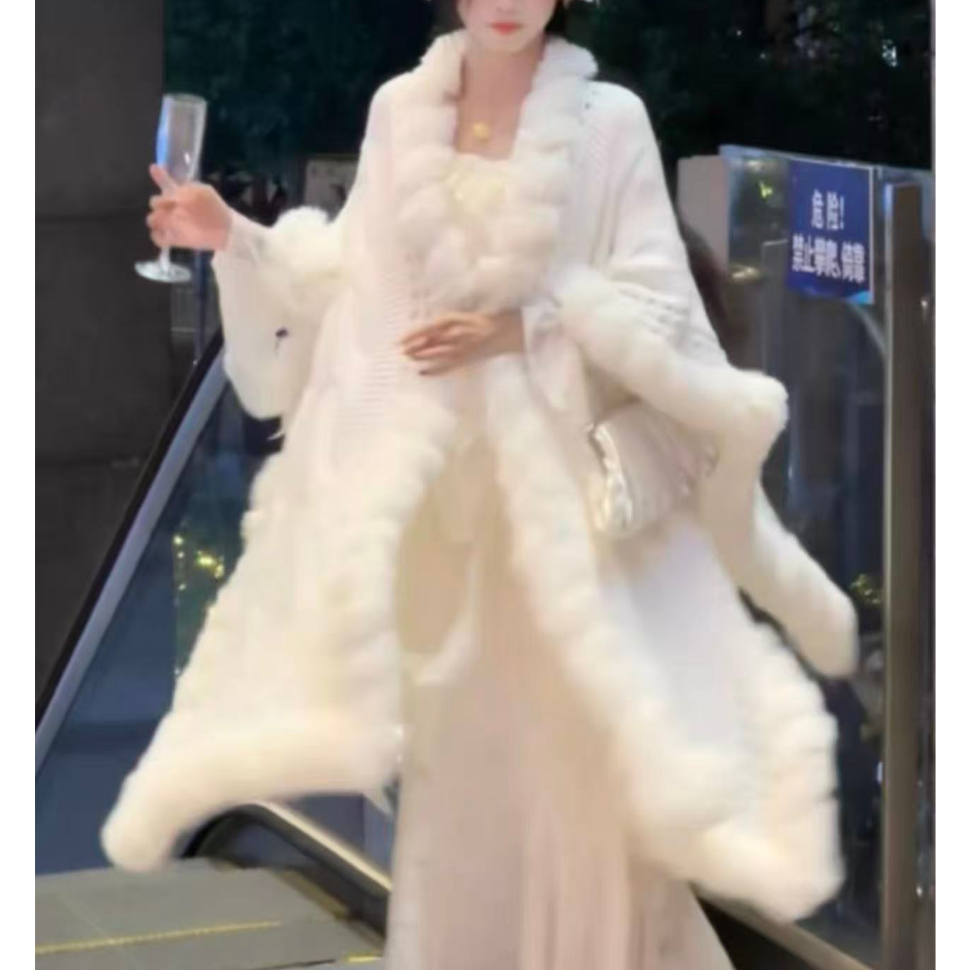 毛毛拼接针织斗篷披肩女秋冬新款加厚保暖温柔风气质围脖外套