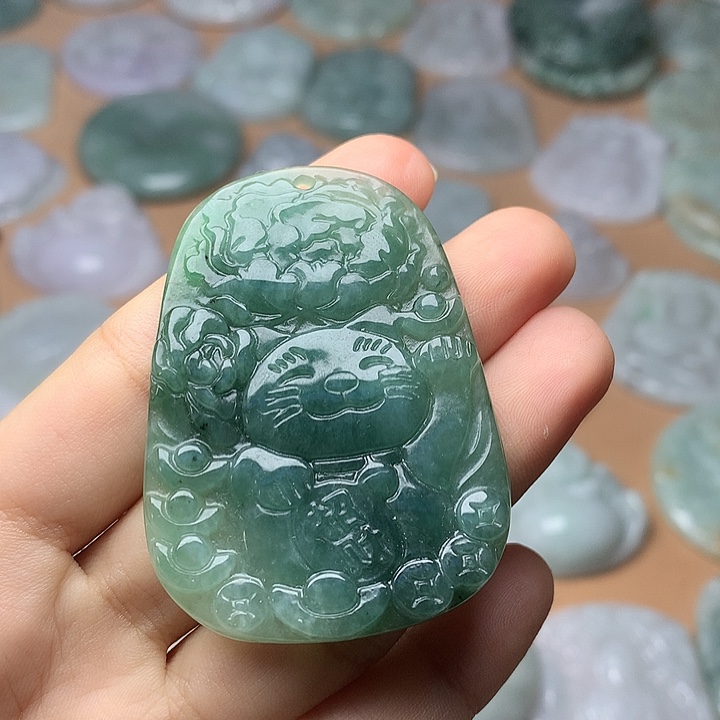 翡翠未镶嵌颈饰招财猫，黑点