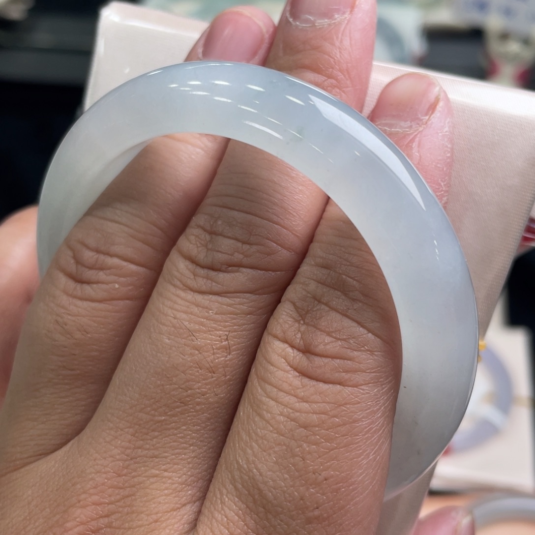 翡翠手镯未镶嵌翡翠手镯