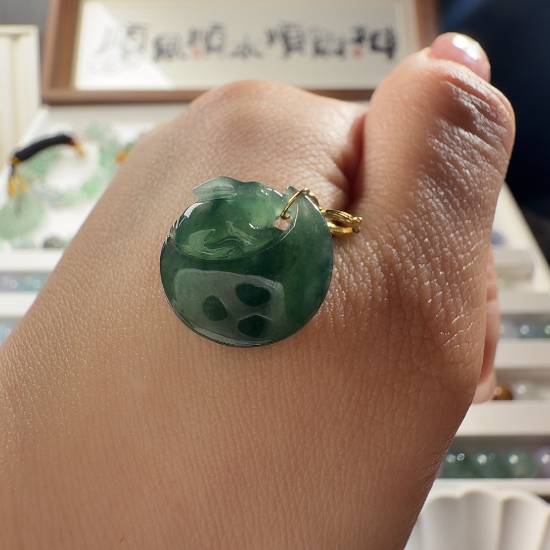 翡翠18K金镶嵌颈饰翡翠18k金吊坠