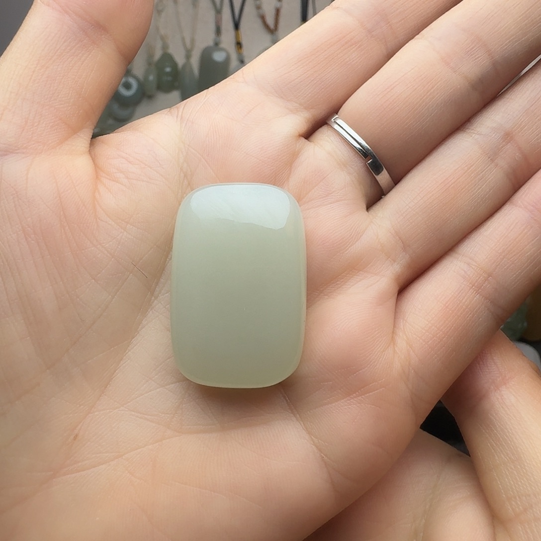 那***空和田玉未镶嵌颈饰