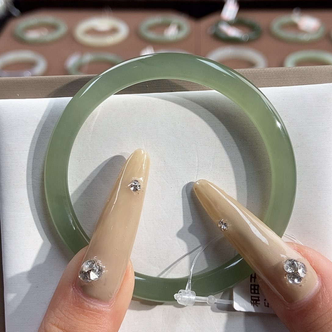 和田玉手镯未镶嵌