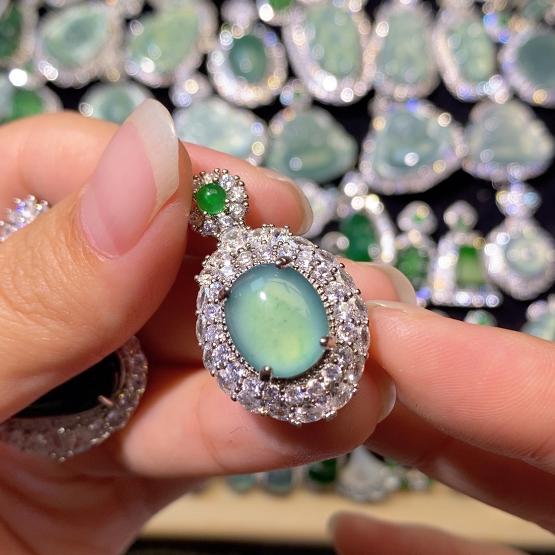 用***3翡翠未镶嵌颈饰天然