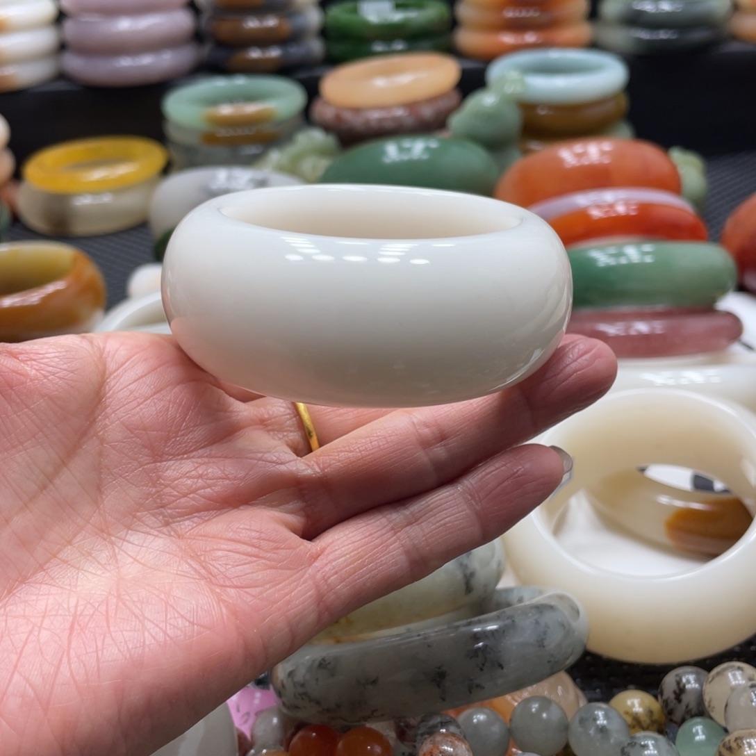 石英岩玉未镶嵌手镯