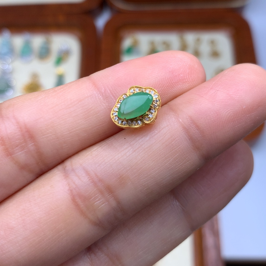 翡翠18K金镶嵌毛衣链绿随行