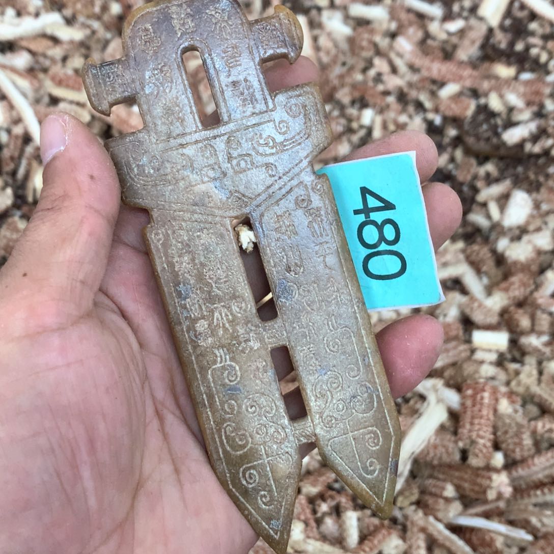 透闪石-蛇纹石玉未镶嵌颈饰