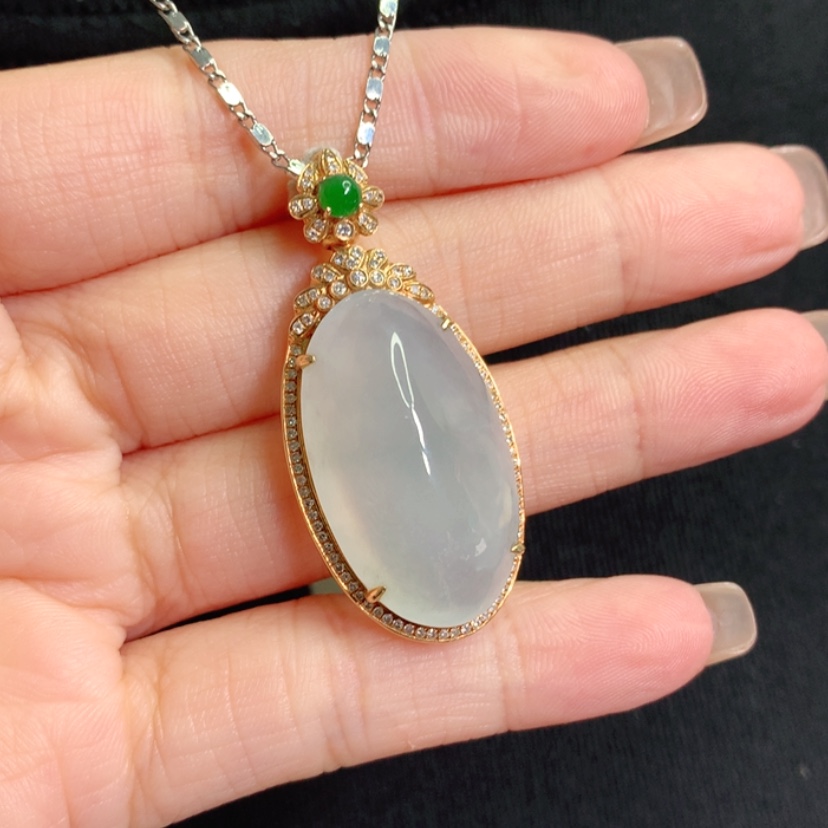 【闪购商品】颈饰18K金镶嵌翡翠蛋面