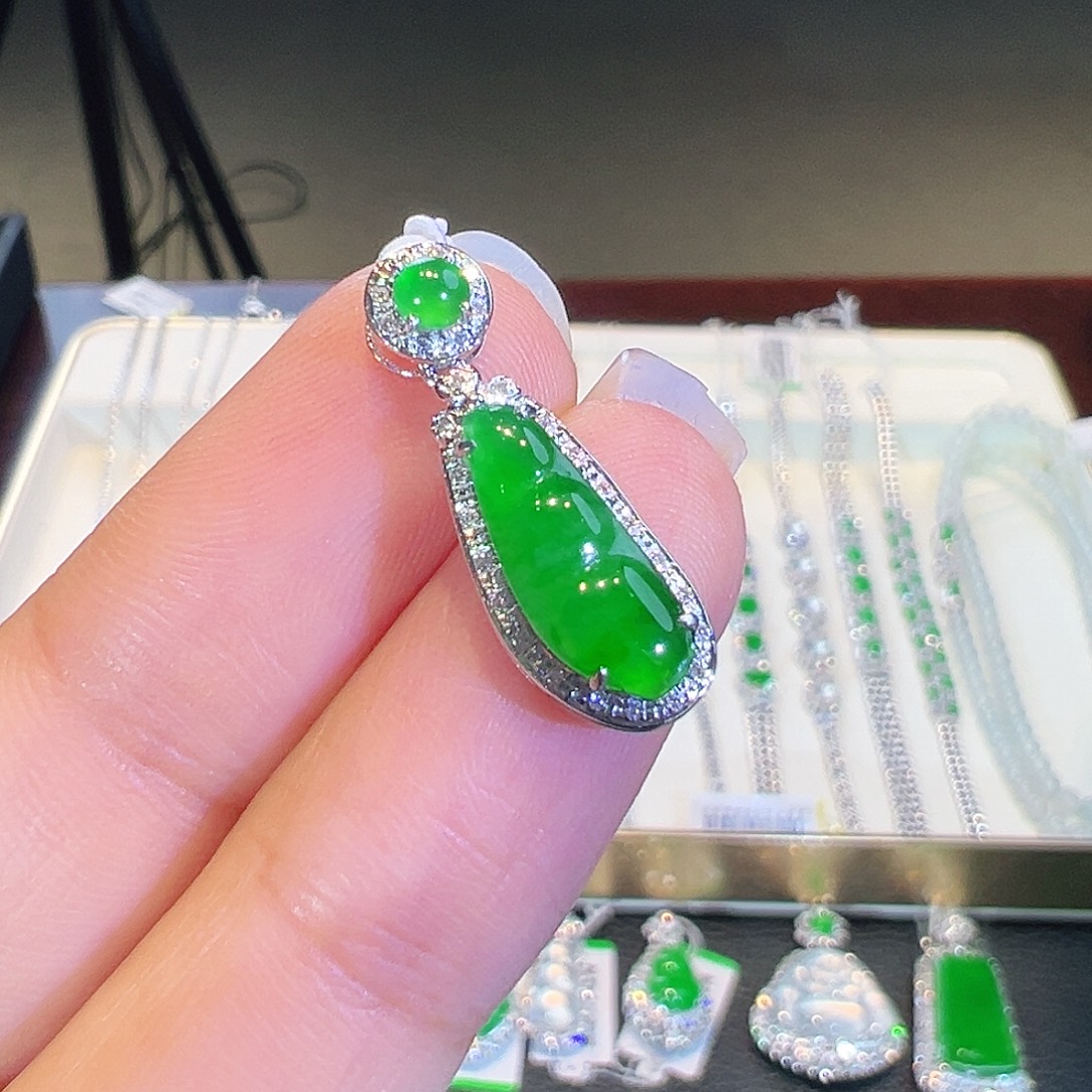 翡翠18K金镶嵌颈饰