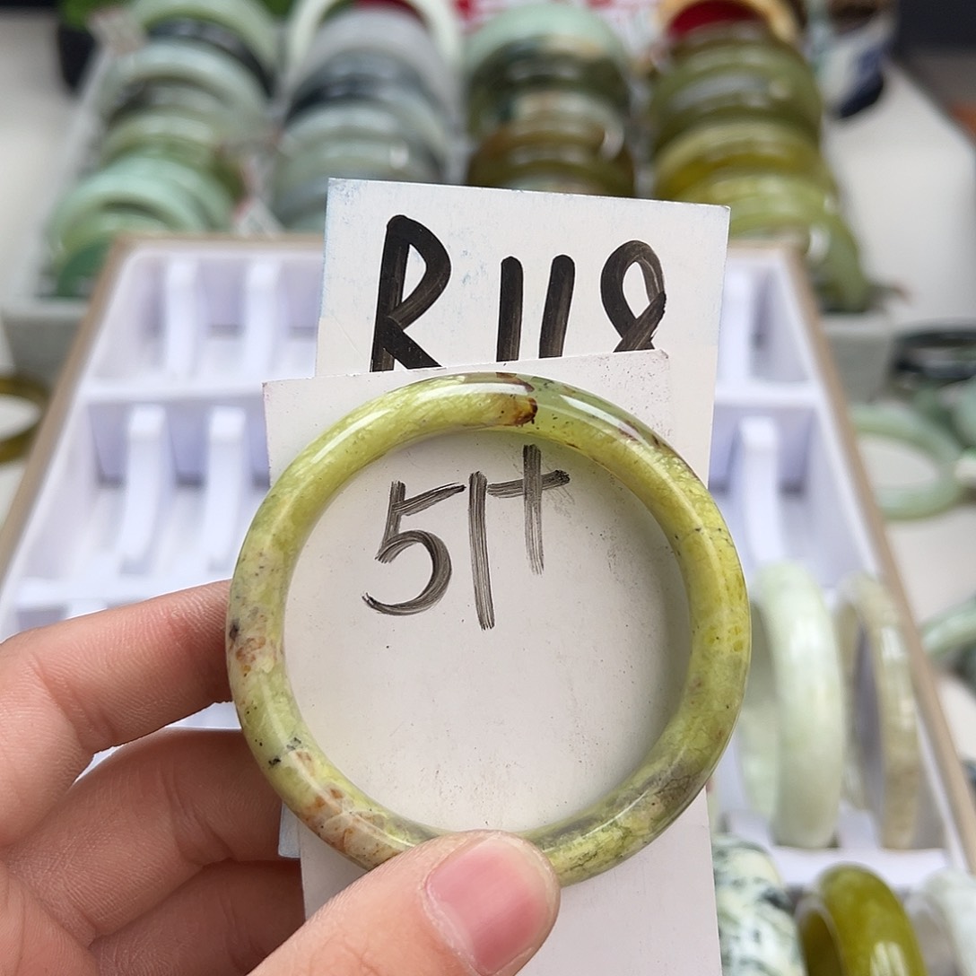 岫玉手镯未镶嵌天然岫玉微瑕，可以正常佩戴