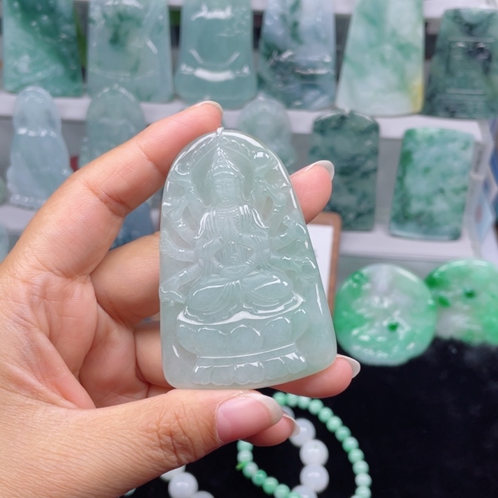 颈饰未镶嵌翡翠千手观音