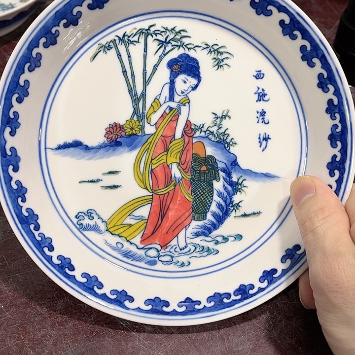 瓷片///////直径19厘米。红。