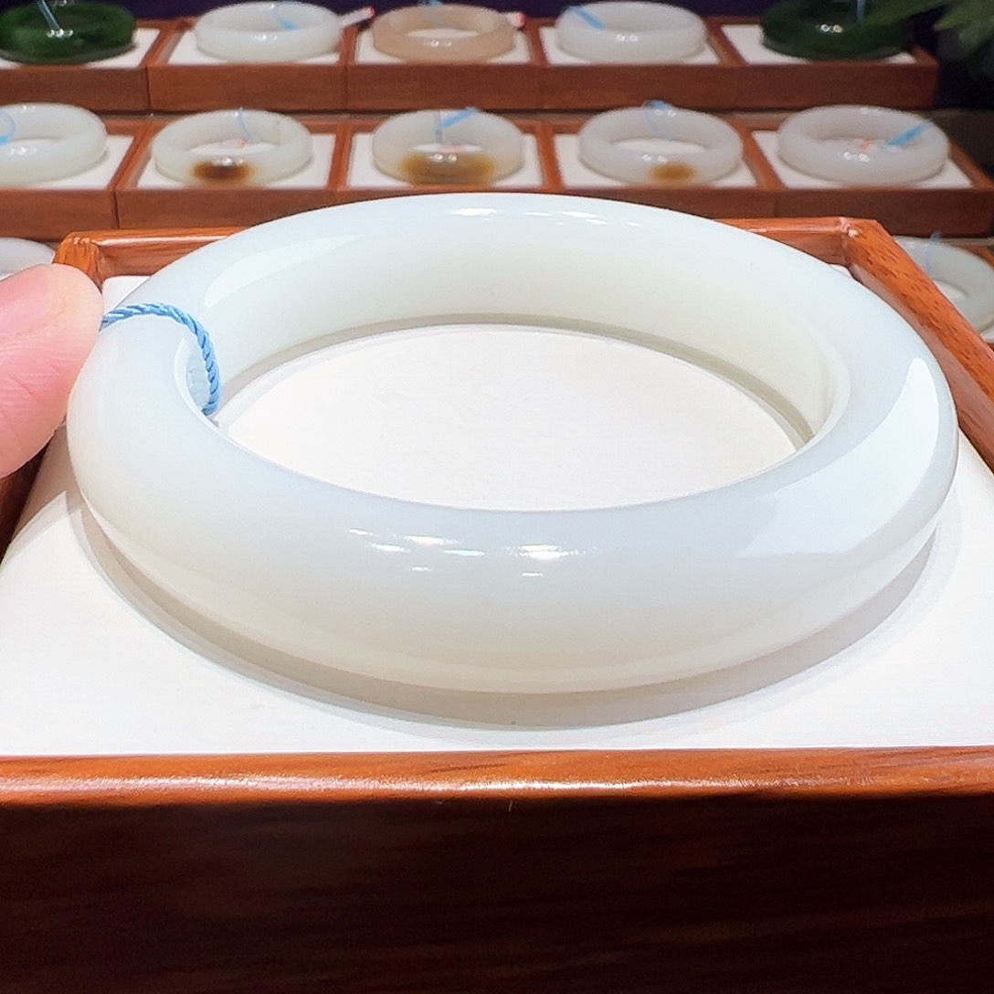 和田玉手镯56.57未镶嵌