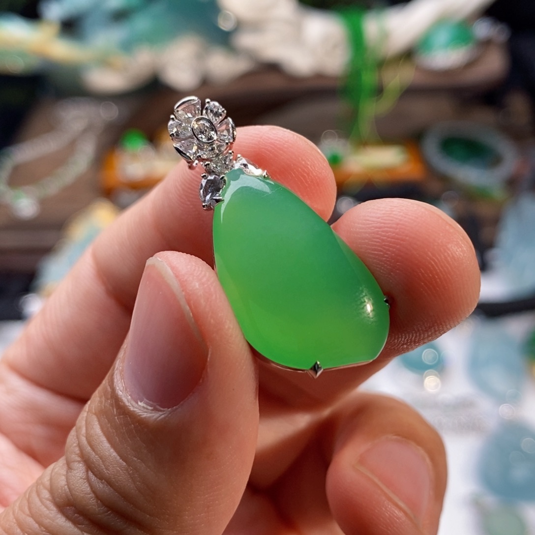 翡翠颈饰18K金镶嵌绿福瓜