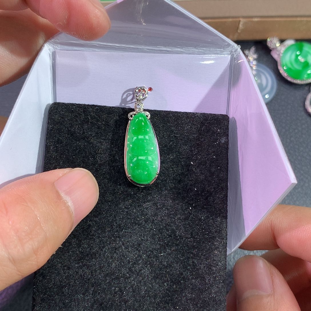 翡翠吊坠(赠链)18K金镶嵌