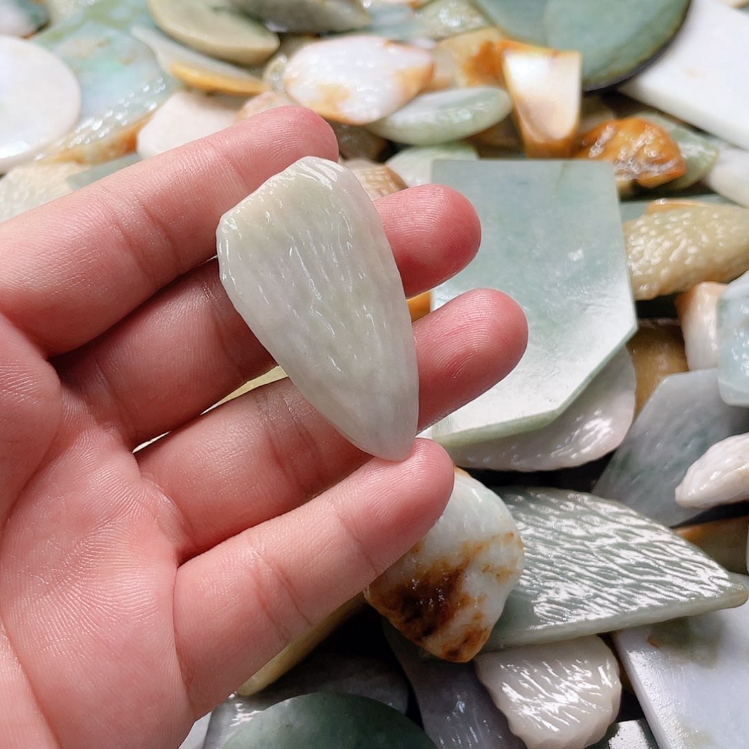 翡翠颈饰未镶嵌胡****仔