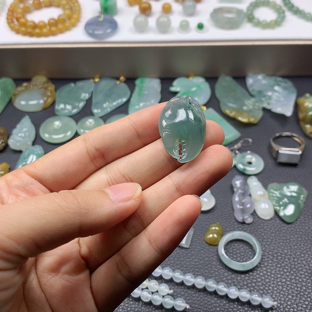 翡翠未镶嵌颈饰蟹钳