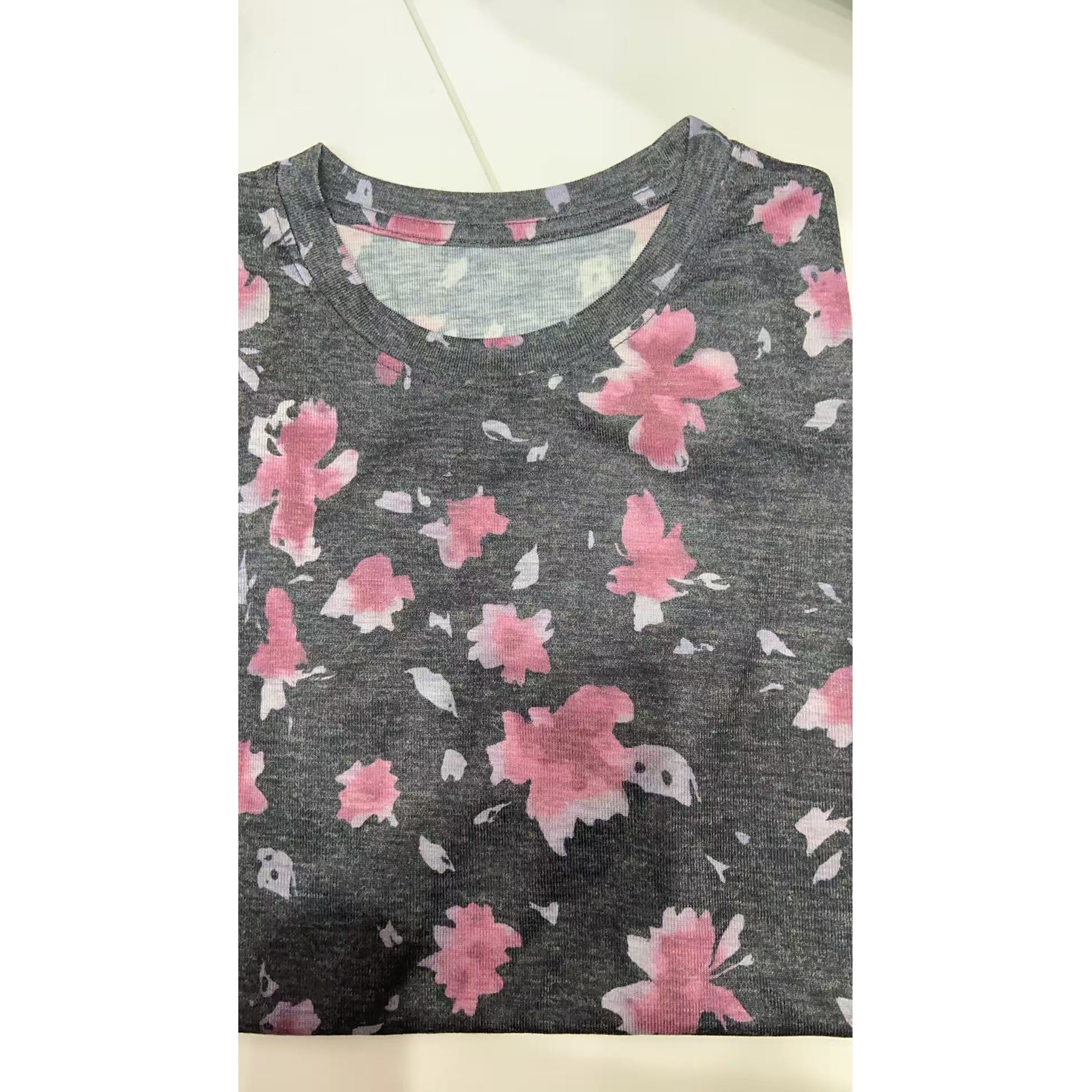 124时尚韩系极简风粉色花朵印花圆领复古港风短袖一丢丢T恤