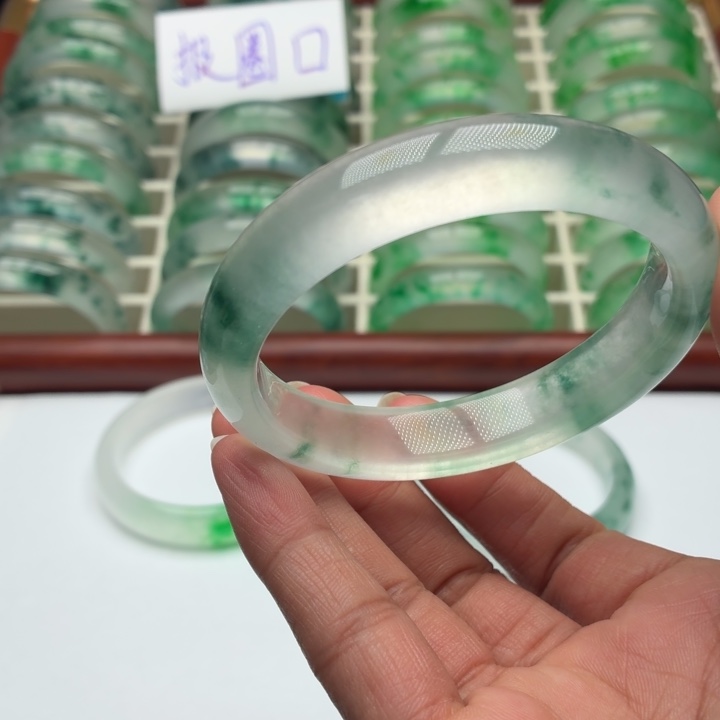 踏***行石英质玉未镶嵌手镯