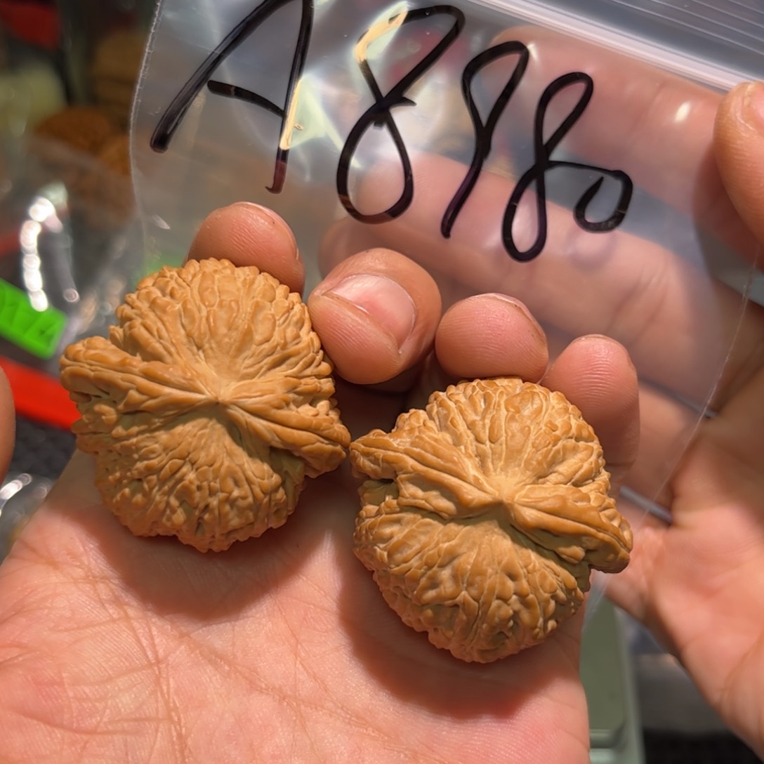 文玩核桃吊坠闷白