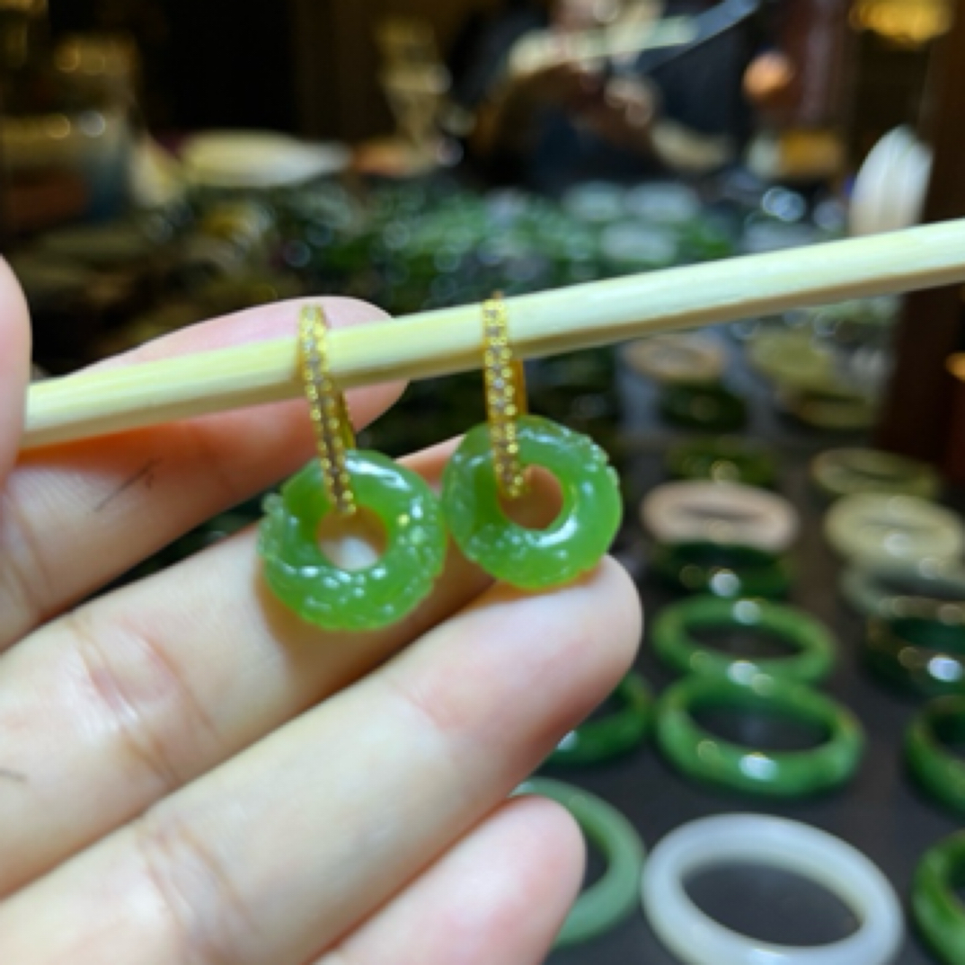 天然和田玉碧玉苹果绿甜甜圈耳坠