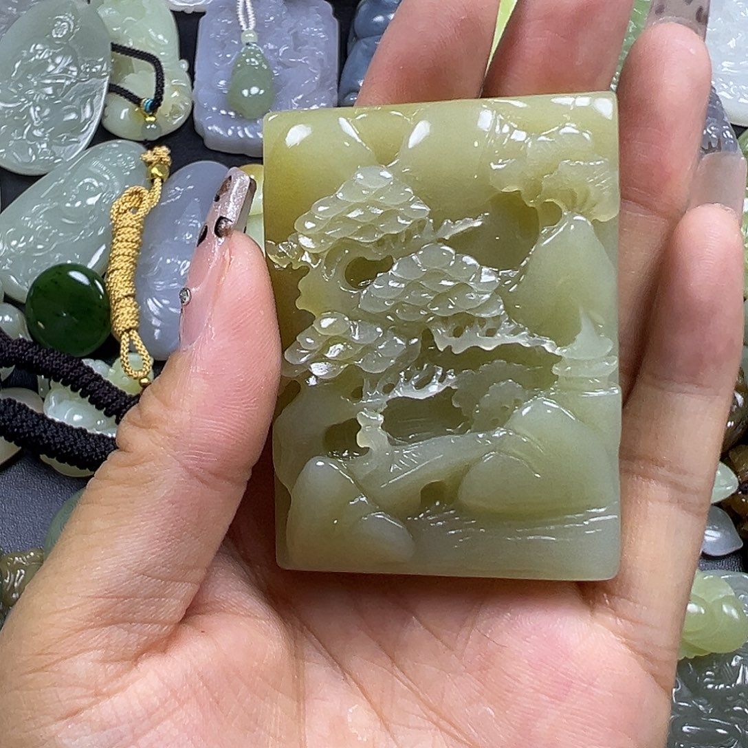 吊坠(赠链)未镶嵌和田玉有内裂