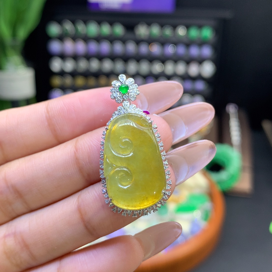 翡翠18K金镶嵌颈饰