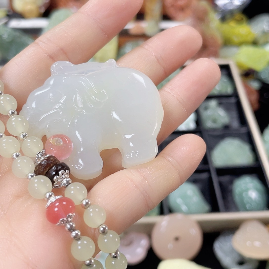 蛇纹石玉未镶嵌颈饰