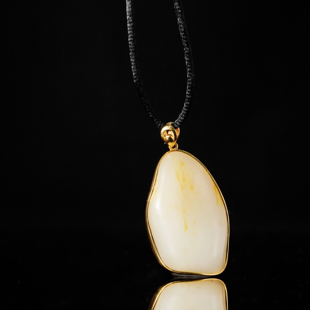 18.3克光白籽锁骨吊坠